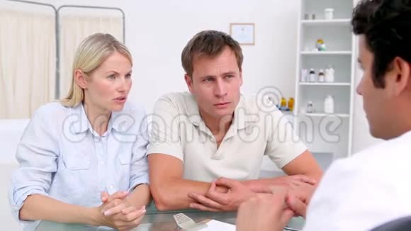 失望的夫妇坐在医生面前视频的预览图