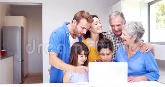 一家人在笔记本电脑上聊天视频的预览图