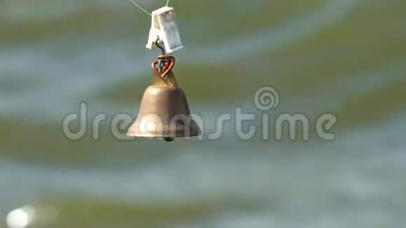 鱼竿上的铃铛宏观镜头视频的预览图