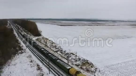 冬季铁路上的货运火车汽油油箱空中射击视频的预览图