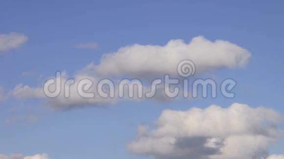 白云在蓝天上飞翔运动速度视频的预览图