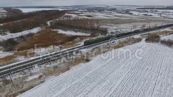 冬季铁路上的货运火车汽油油箱空中射击视频的预览图