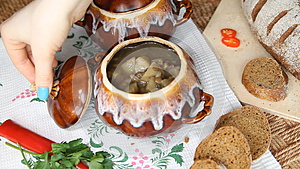 俄罗斯餐桌上放了一壶食物用绿色植物装饰的汤视频的预览图