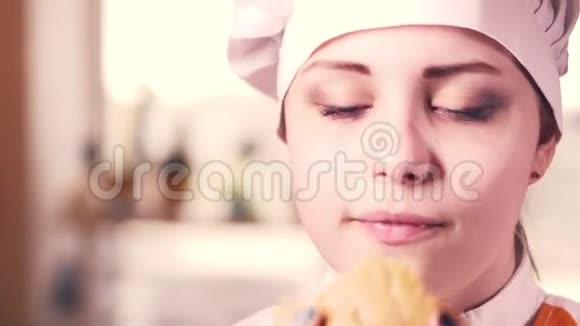 漂亮的金发女孩带着汉堡包4K视频的预览图