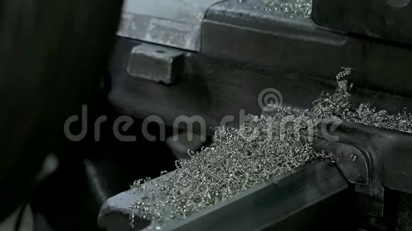 生产中磨削大型金属圆柱形零件的过程视频的预览图