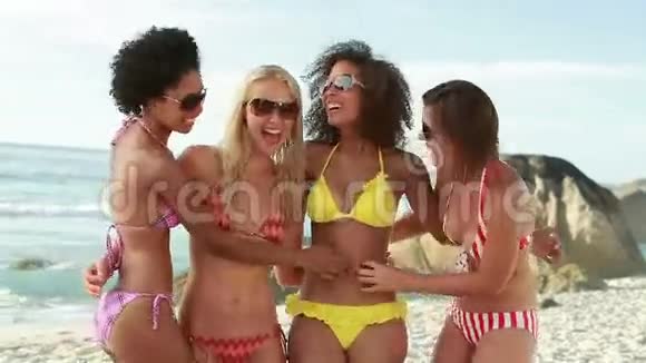 四个穿比基尼的女孩一起微笑视频的预览图