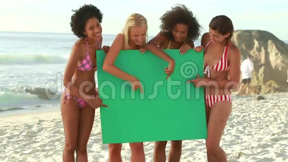 一群拿着绿色屏幕的女人视频的预览图