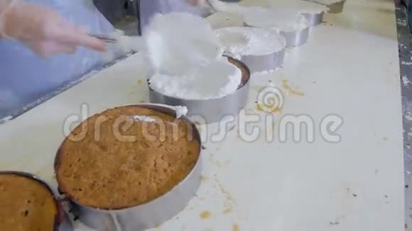 蛋糕生产工厂手做饭在传送带上准备蛋糕在面包店装饰蛋糕视频的预览图