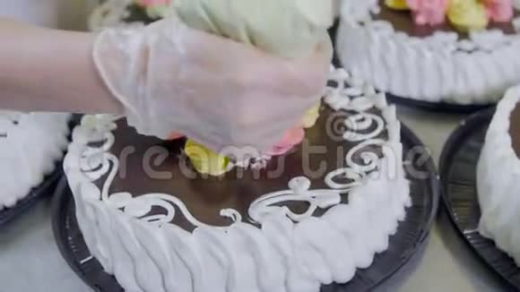 糖果手在传送带上装饰蛋糕蛋糕生产流程视频的预览图