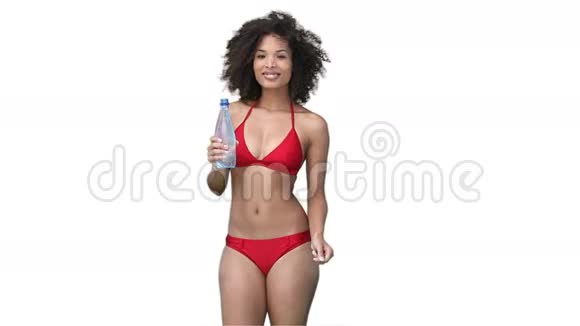 穿比基尼喝瓶装水的女人视频的预览图