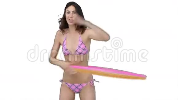 穿粉色比基尼的女人用呼啦圈视频的预览图