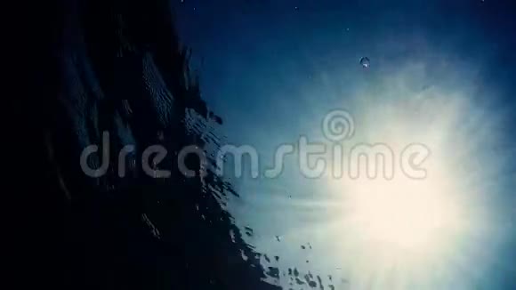 太阳和蓝天反射在水面以下太阳光线进入水下视频视频的预览图