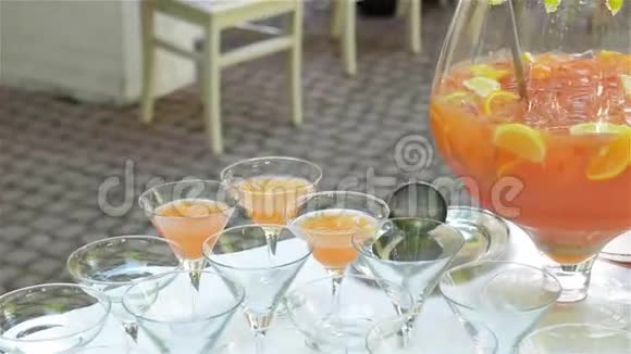 带有柠檬片橘子和浆果的清爽饮料的皮彻视频的预览图