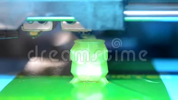 3D打印机创建三维形状绿色视频的预览图