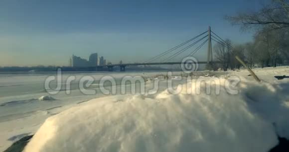 空中飞行城市的冬季桥阳光下的行人天桥视频的预览图