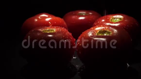 西红柿的缓慢运动和黑色背景的落水视频的预览图