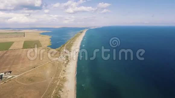 从直升机上拍摄黑海海岸线和湖泊的空中拍摄视频的预览图