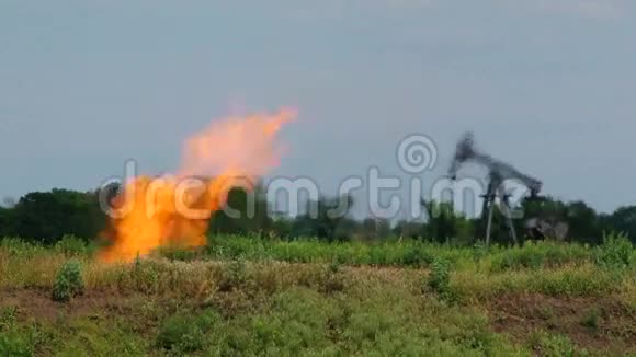 油田生产过程中燃烧的火焰堆视频的预览图