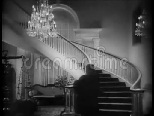 晚礼服女子后景走在大楼梯上视频的预览图