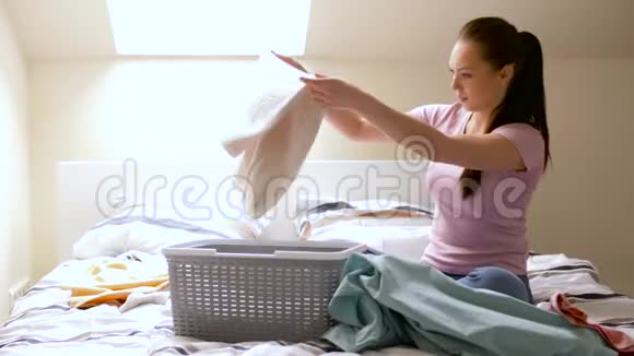 妇女或家庭主妇在家洗衣服视频的预览图