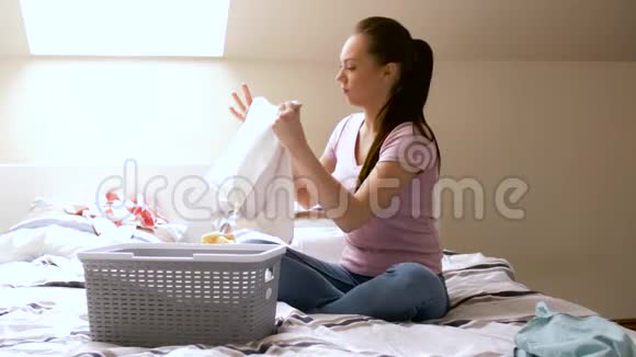 妇女或家庭主妇在家洗衣服视频的预览图