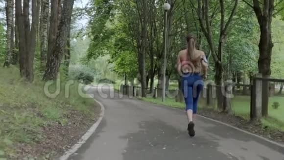 在公园里跑步的女人视频的预览图