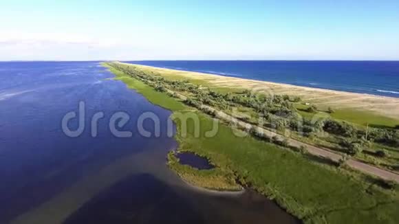 从直升机上拍摄黑海海岸线和湖泊的空中拍摄视频的预览图