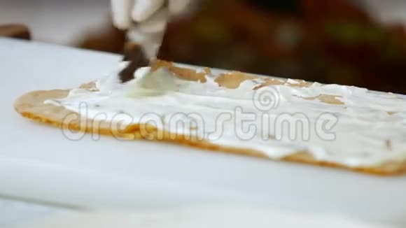 把奶油涂在小蛋糕上视频的预览图