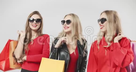 有红色购物袋的快乐女人视频的预览图