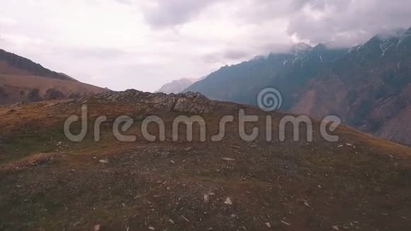 从乔治亚州斯捷潘茨明达镇的卡兹别克山风景视频的预览图