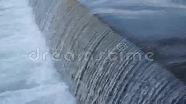 泰瑞克河上的人工门槛视频的预览图
