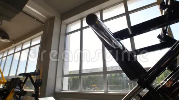 健身房内的运动器材健身俱乐部内部视频的预览图