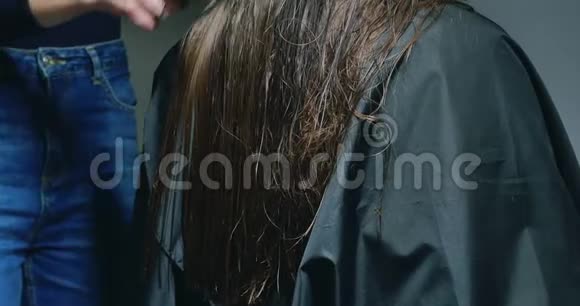 女造型师梳头发准备头发视频的预览图