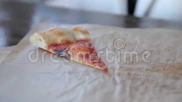 在咖啡馆里吃披萨视频的预览图