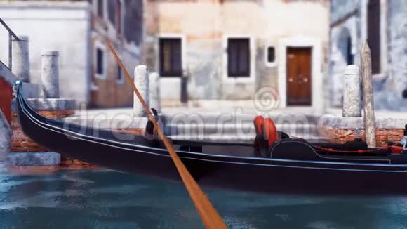 靠近停泊在威尼斯运河上的空船视频的预览图