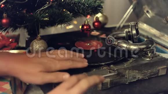 一个古老的留声机在圣诞树下演奏视频的预览图