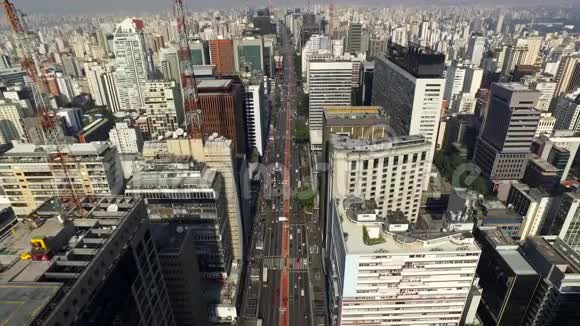 巴西圣保罗2017年8月圣保罗市波利斯塔大道的鸟瞰图视频的预览图