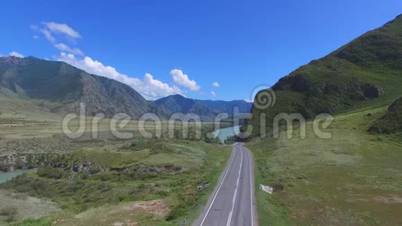 空中摄影在一条山河里用无人机山区视频的预览图