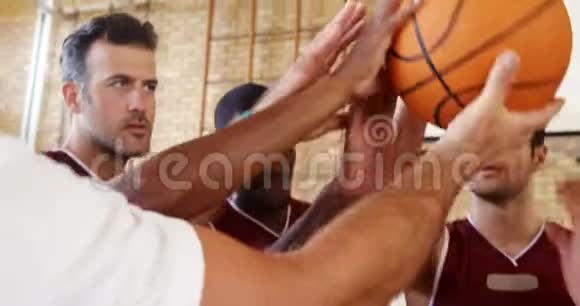 球员和教练一起在球场上打篮球视频的预览图