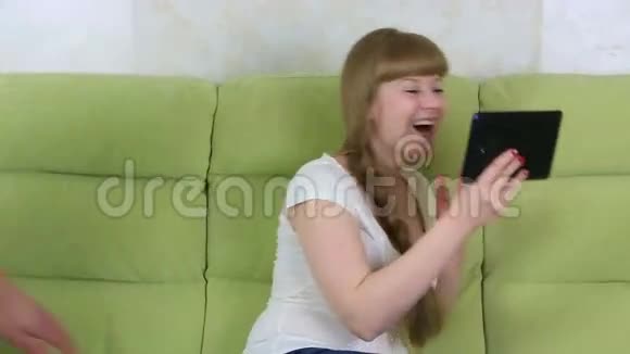 年轻女孩在Skype上愉快地交谈她男朋友坐下来聊天他妻子从他身边抽了回来丈夫被冒犯了视频的预览图