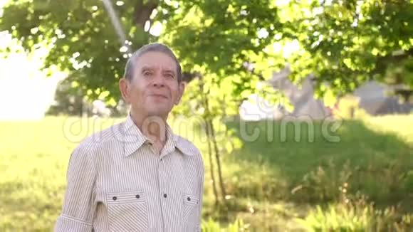 阳光公园里一位老人的肖像视频的预览图