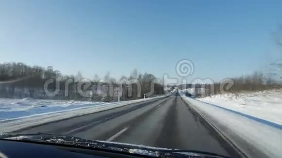 冬季景观与道路森林和蓝天汽车的角度视频的预览图