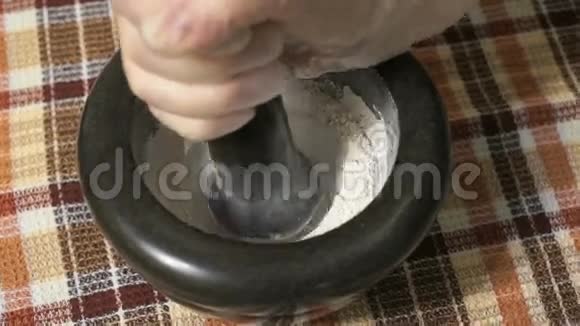 用灰浆研磨蛋壳视频的预览图