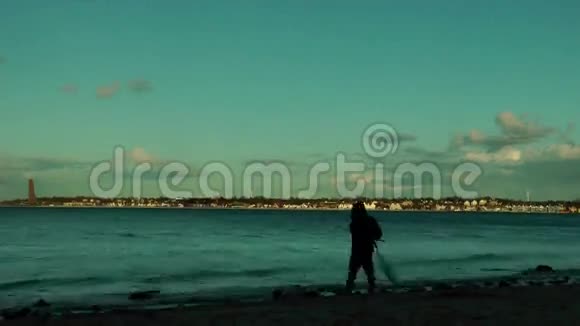 日落时分的渔夫拉波海岸线在地平线基尔德国时间流逝视频的预览图