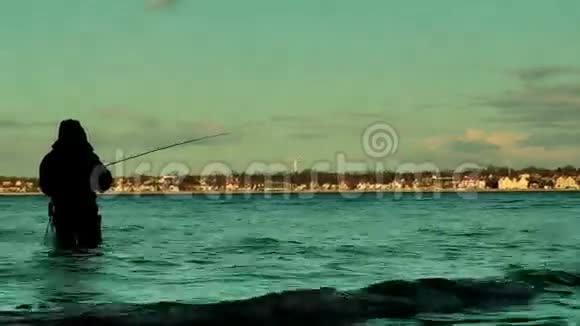 日落淘沙的渔民拉博海岸线基尔视频的预览图