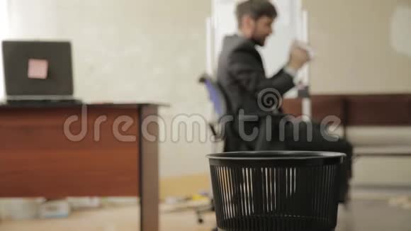 在办公室里商人把文件扔进垃圾桶梦想度假视频的预览图