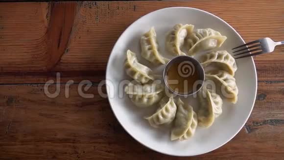 吃尼泊尔传统的迪什摩尼泊尔正宗美食视频的预览图