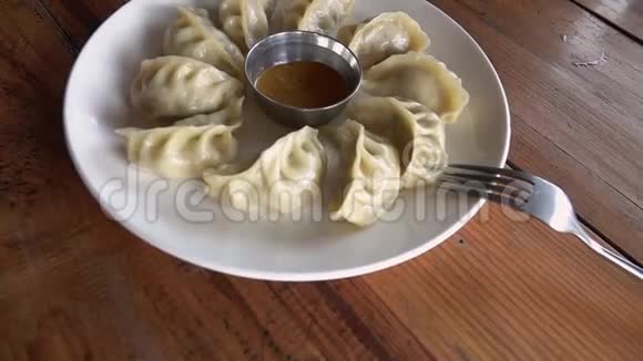 吃尼泊尔传统的迪什摩尼泊尔正宗美食视频的预览图