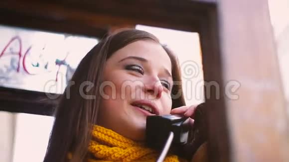 在电话亭打电话的漂亮姑娘视频的预览图