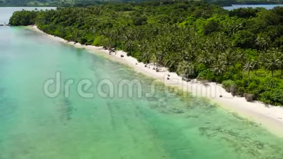 热带岛屿有泻湖和白色沙滩巴拿马群岛菲律宾视频的预览图